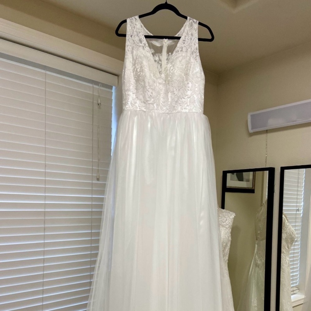 New wedding dress. Off white. A line , lacy top. Zipper,Buttons back .